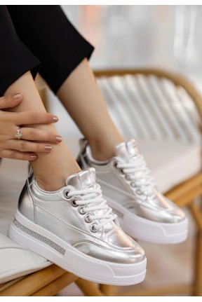 Lulu Gümüş Rugan Bağcıklı Spor Ayakkabı Lulu Gümüş Rugan Bağcıklı Spor Ayakkabı