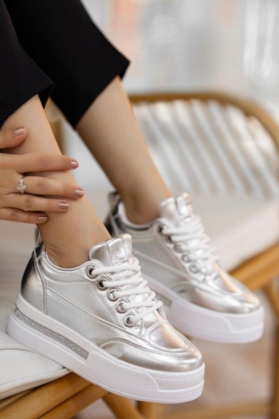 Lulu Gümüş Rugan Bağcıklı Spor Ayakkabı Lulu Gümüş Rugan Bağcıklı Spor Ayakkabı