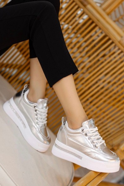 Lulu Gümüş Rugan Bağcıklı Spor Ayakkabı Lulu Gümüş Rugan Bağcıklı Spor Ayakkabı