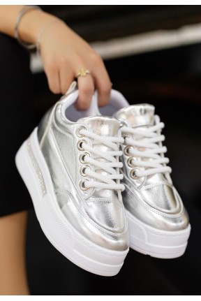 Lulu Gümüş Rugan Bağcıklı Spor Ayakkabı Lulu Gümüş Rugan Bağcıklı Spor Ayakkabı