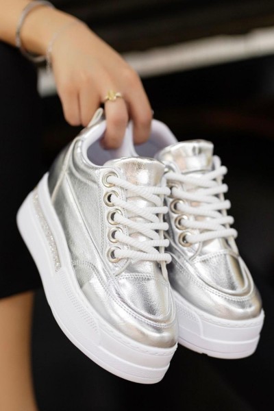 Lulu Gümüş Rugan Bağcıklı Spor Ayakkabı Lulu Gümüş Rugan Bağcıklı Spor Ayakkabı