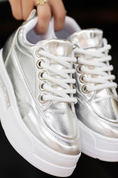 Lulu Gümüş Rugan Bağcıklı Spor Ayakkabı Lulu Gümüş Rugan Bağcıklı Spor Ayakkabı