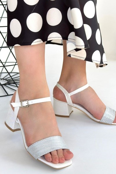 Feori Beyaz Saten Simli Tek Bant Topuklu Ayakkabı Feori Beyaz Saten Simli Tek Bant Topuklu Ayakkabı