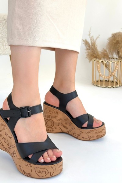Kenja Siyah Cilt Dolgu Topuk Sandalet Kenja Siyah Cilt Dolgu Topuk Sandalet