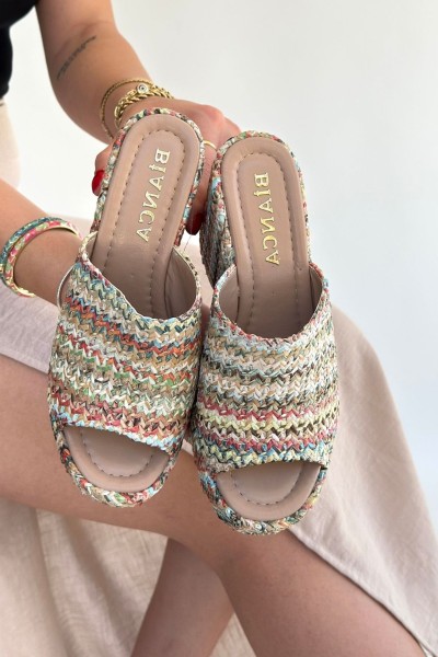 Tlay Kilim Desenli Dolgu Topuk Terlik Tlay Kilim Desenli Dolgu Topuk Terlik