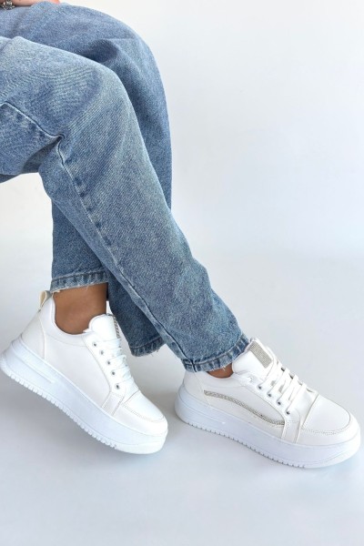 Natte Beyaz Cilt Bağcıklı Spor Ayakkabı Natte Beyaz Cilt Bağcıklı Spor Ayakkabı