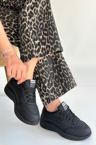 Yejja Siyah Cilt Bağcıklı Spor Ayakkabı Yejja Siyah Cilt Bağcıklı Spor Ayakkabı