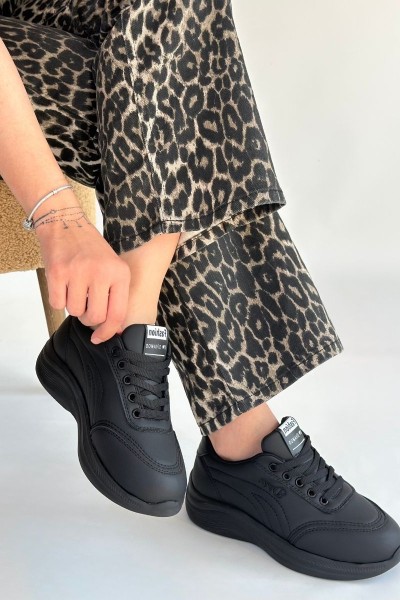 Yejja Siyah Cilt Bağcıklı Spor Ayakkabı Yejja Siyah Cilt Bağcıklı Spor Ayakkabı