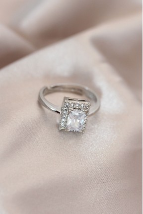 Ayarlamalı Silver Renk Metal Zirkon Ve Kristal Taşlı Dikdörtgen Model Yüzük Ayarlamalı Silver Renk Metal Zirkon Ve Kristal Taşlı Dikdörtgen Model Yüzük