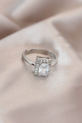 Ayarlamalı Silver Renk Metal Zirkon Ve Kristal Taşlı Dikdörtgen Model Yüzük Ayarlamalı Silver Renk Metal Zirkon Ve Kristal Taşlı Dikdörtgen Model Yüzük