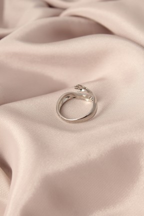 Ayarlamalı Gümüş Renk Metal Sarılan Eller Model Kadın Yüzük Ayarlamalı Gümüş Renk Metal Sarılan Eller Model Kadın Yüzük