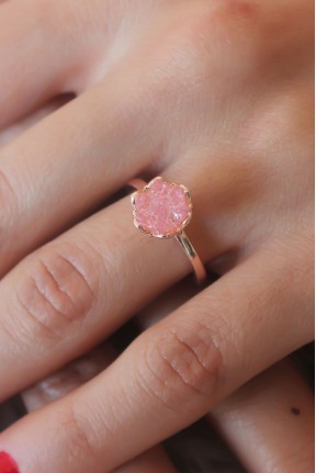 Pembe Lotus çiçek Figür Gold Renk Kadın Yüzük Pembe Lotus çiçek Figür Gold Renk Kadın Yüzük