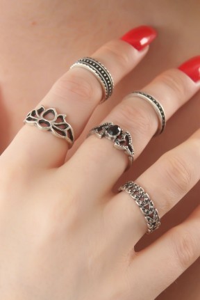 Gümüş Renk Lotus Model Siyah Kristal Taş Detay Bayan Yüzük Kombin Gümüş Renk Lotus Model Siyah Kristal Taş Detay Bayan Yüzük Kombin
