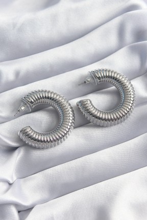 Pirinç Gümüş Renk İşleme Halka Model Kadın Küpe Pirinç Gümüş Renk İşleme Halka Model Kadın Küpe