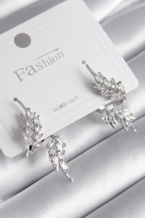 Pirinç Gümüş Renk Zirkon Taşlı Yaprak Model Kadın Küpe Pirinç Gümüş Renk Zirkon Taşlı Yaprak Model Kadın Küpe