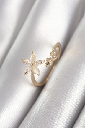 Pirinç Gold Renk Zirkon Taşlı çiçek Model Kalp Detay Kadın Yüzük Pirinç Gold Renk Zirkon Taşlı çiçek Model Kalp Detay Kadın Yüzük