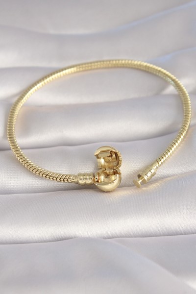 Pirinç Gold Renk İşleme Detay Charm Model Kadın Bileklik