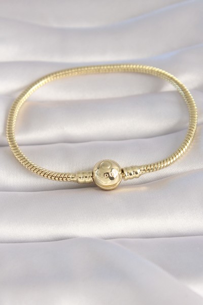 Pirinç Gold Renk İşleme Detay Charm Model Kadın Bileklik