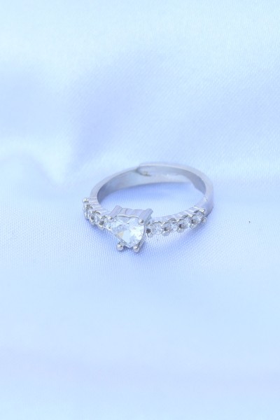 Pirinç Gümüş Renk Ayarlanabilir Zirkon Taşlı Minimal Kalp Yüzük Pirinç Gümüş Renk Ayarlanabilir Zirkon Taşlı Minimal Kalp Yüzük