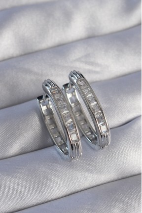 Pirinç Gümüş Renk Zirkon Taşlı Oval Model Küpe Pirinç Gümüş Renk Zirkon Taşlı Oval Model Küpe