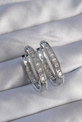 Pirinç Gümüş Renk Zirkon Taşlı Oval Model Küpe Pirinç Gümüş Renk Zirkon Taşlı Oval Model Küpe