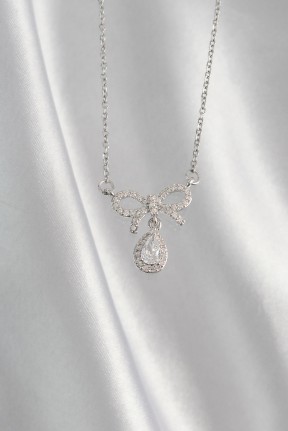 316l çelik Gümüş Renk Zirkon Taşlı Fiyonk Detay Damla Kolye 316l çelik Gümüş Renk Zirkon Taşlı Fiyonk Detay Damla Kolye