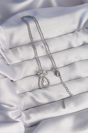 316l çelik Gümüş Renk Fiyonk Detaylı Zirkon Taşlı Damla Model Kolye 316l çelik Gümüş Renk Fiyonk Detaylı Zirkon Taşlı Damla Model Kolye