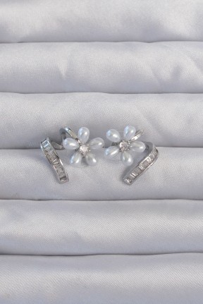 Pirinç Gümüş Renk Zirkon Taşlı Kıvrımlı İnci çiçek Küpe Pirinç Gümüş Renk Zirkon Taşlı Kıvrımlı İnci çiçek Küpe