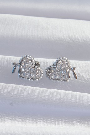 Pirinç Gümüş Renk Fiyonk Detay İncili Zirkon Taşlı Kalp Küpe