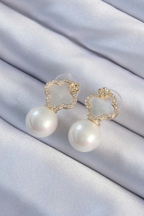 Pirinç Altın Renk Zirkon Taşlı Minimal çiçek Tasarımlı Kadın Küpe Pirinç Altın Renk Zirkon Taşlı Minimal çiçek Tasarımlı Kadın Küpe