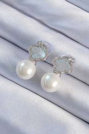 Pirinç Gümüş Renk Zirkon Taşlı Minimal çiçek Tasarımlı Kadın Küpe Pirinç Gümüş Renk Zirkon Taşlı Minimal çiçek Tasarımlı Kadın Küpe