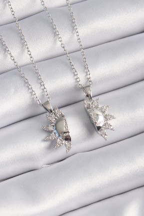 316l çelik Gümüş Renk Zirkon Taşlı Güneş Model İşleme Yazı Detay Arkadaşlık Kolyesi 316l çelik Gümüş Renk Zirkon Taşlı Güneş Model İşleme Yazı Detay Arkadaşlık Kolyesi