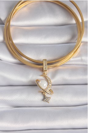 Pirinç Gold Renk Zirkon Taş Detaylı Hilal Model Sallantı İncili Ajda Charm Pirinç Gold Renk Zirkon Taş Detaylı Hilal Model Sallantı İncili Ajda Charm