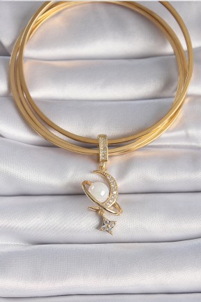 Pirinç Gold Renk Zirkon Taş Detaylı Hilal Model Sallantı İncili Ajda Charm Pirinç Gold Renk Zirkon Taş Detaylı Hilal Model Sallantı İncili Ajda Charm