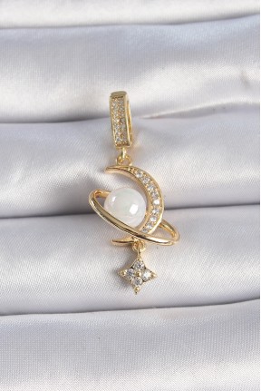 Pirinç Gold Renk Zirkon Taş Detaylı Hilal Model Sallantı İncili Ajda Charm Pirinç Gold Renk Zirkon Taş Detaylı Hilal Model Sallantı İncili Ajda Charm