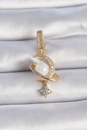 Pirinç Gold Renk Zirkon Taş Detaylı Hilal Model Sallantı İncili Ajda Charm Pirinç Gold Renk Zirkon Taş Detaylı Hilal Model Sallantı İncili Ajda Charm