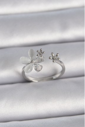 Pirinç Gümüş Renk Ayarlanabilir Zirkon Taşlı Beyaz Mineli Yaprak Model Kadın Yüzük Pirinç Gümüş Renk Ayarlanabilir Zirkon Taşlı Beyaz Mineli Yaprak Model Kadın Yüzük