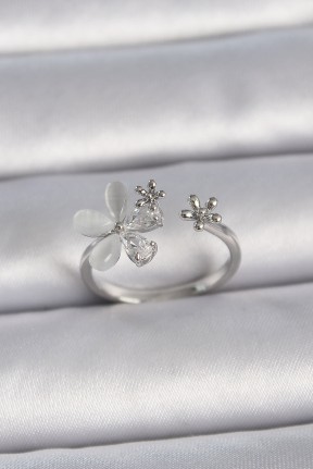 Pirinç Gümüş Renk Ayarlanabilir Zirkon Taşlı Beyaz Mineli Yaprak Model Kadın Yüzük Pirinç Gümüş Renk Ayarlanabilir Zirkon Taşlı Beyaz Mineli Yaprak Model Kadın Yüzük