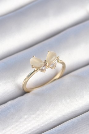 Pirinç Gold Renk Beyaz Mineli Zirkon Taşlı Kelebek Model Kadın Yüzük Pirinç Gold Renk Beyaz Mineli Zirkon Taşlı Kelebek Model Kadın Yüzük