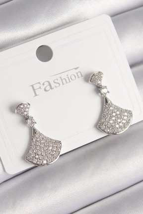 Pirinç Gümüş Renk Zirkon Taşlı Motif Model Kadın Küpe Pirinç Gümüş Renk Zirkon Taşlı Motif Model Kadın Küpe