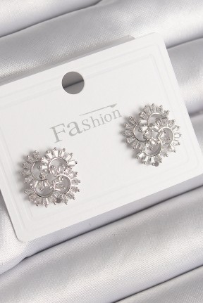 Pirinç Gümüş Renk Zirkon Taşlı Yonca Model Kadın Küpe Pirinç Gümüş Renk Zirkon Taşlı Yonca Model Kadın Küpe