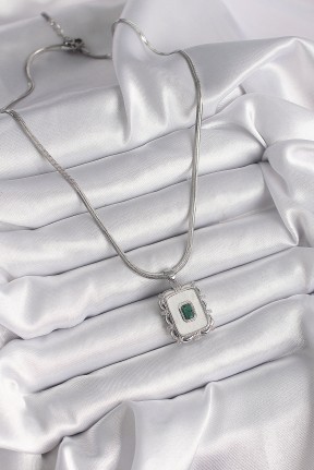 316l çelik Gümüş Renk İtalyan Zincir Beyaz Sedefli Kare Portre Model Zümrüt Taş Detay Kadın Kolye 316l çelik Gümüş Renk İtalyan Zincir Beyaz Sedefli Kare Portre Model Zümrüt Taş Detay Kadın Kolye