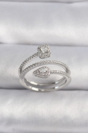 Pirinç Gümüş Renk Zirkon Taşlı Ok Model Vip Seri Kadın Yüzük Pirinç Gümüş Renk Zirkon Taşlı Ok Model Vip Seri Kadın Yüzük