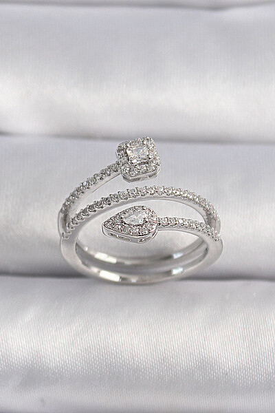 Pirinç Gümüş Renk Zirkon Taşlı Ok Model Vip Seri Kadın Yüzük Pirinç Gümüş Renk Zirkon Taşlı Ok Model Vip Seri Kadın Yüzük