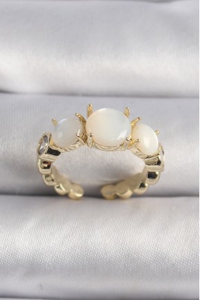 Pirinç Gold Renk Zirkon Taş Detaylı Beyaz Sedefli Vip Seri Kadın Yüzük Pirinç Gold Renk Zirkon Taş Detaylı Beyaz Sedefli Vip Seri Kadın Yüzük