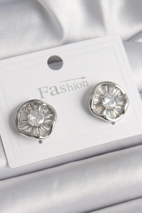 Pirinç Gümüş Renk Zirkon Taşlı Yonca Model Kadın Küpe Pirinç Gümüş Renk Zirkon Taşlı Yonca Model Kadın Küpe