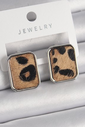 Pirinç Gümüş Renk Leopar Desenli Kare Model Kadın Küpe Pirinç Gümüş Renk Leopar Desenli Kare Model Kadın Küpe