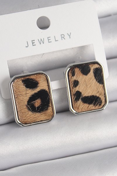 Pirinç Gümüş Renk Leopar Desenli Kare Model Kadın Küpe Pirinç Gümüş Renk Leopar Desenli Kare Model Kadın Küpe