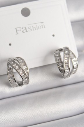 Pirinç Gümüş Renk Zirkon Taşlı Düğüm Halka Model Kadın Küpe Pirinç Gümüş Renk Zirkon Taşlı Düğüm Halka Model Kadın Küpe