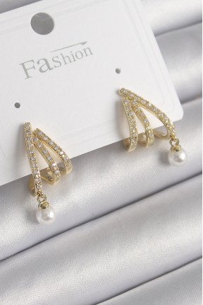 Pirinç Gold Renk Zirkon Taşlı Pençe Model İnci Detay Kadın Küpe Pirinç Gold Renk Zirkon Taşlı Pençe Model İnci Detay Kadın Küpe